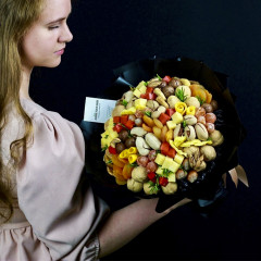 Букет из орехов с сухофруктами и твердыми сырами "Удовольствие"