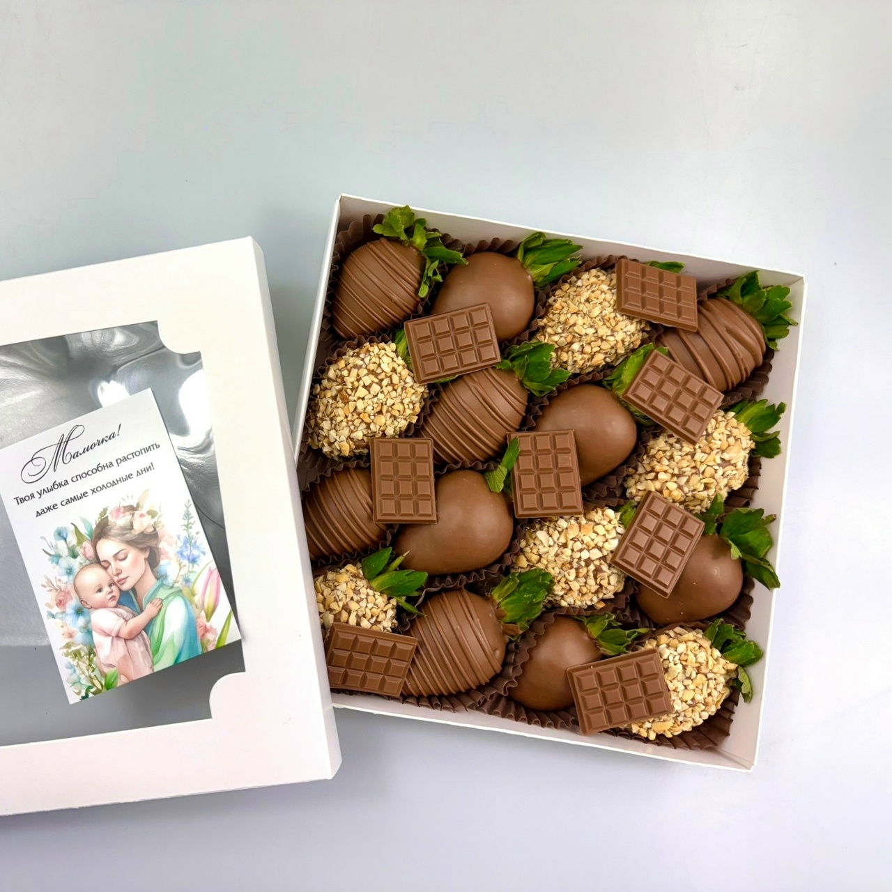 Клубничный бокс с мини-шоколадками «Milk chocolate»
