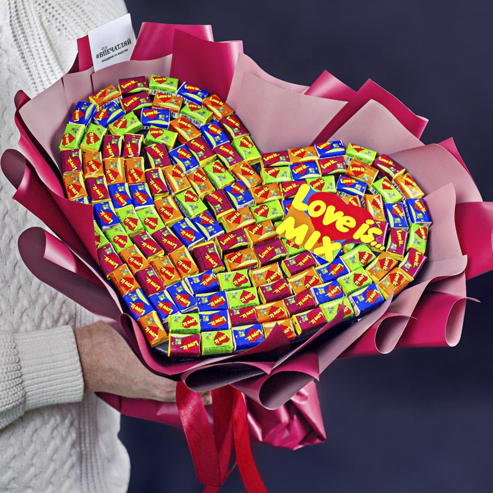 Букет из жвачек «Love is...»